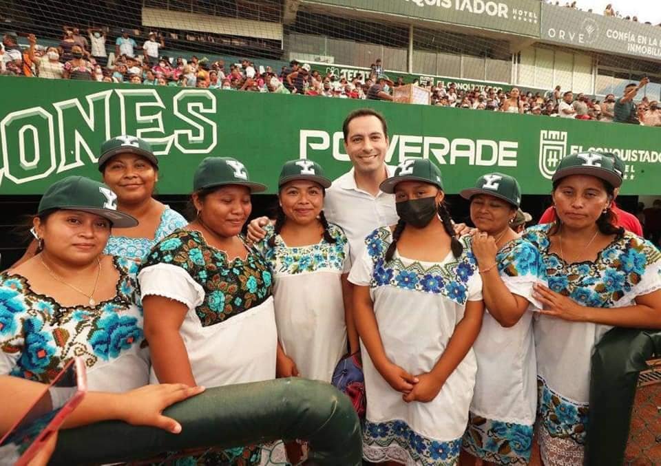 Mauricio Vila Dosal logró lo que queria, tomarse la foto mediatica con las Amazonas de Bokobá, aunque su sueño era tomarsela con las originales Amanzonas de Yaxunah.